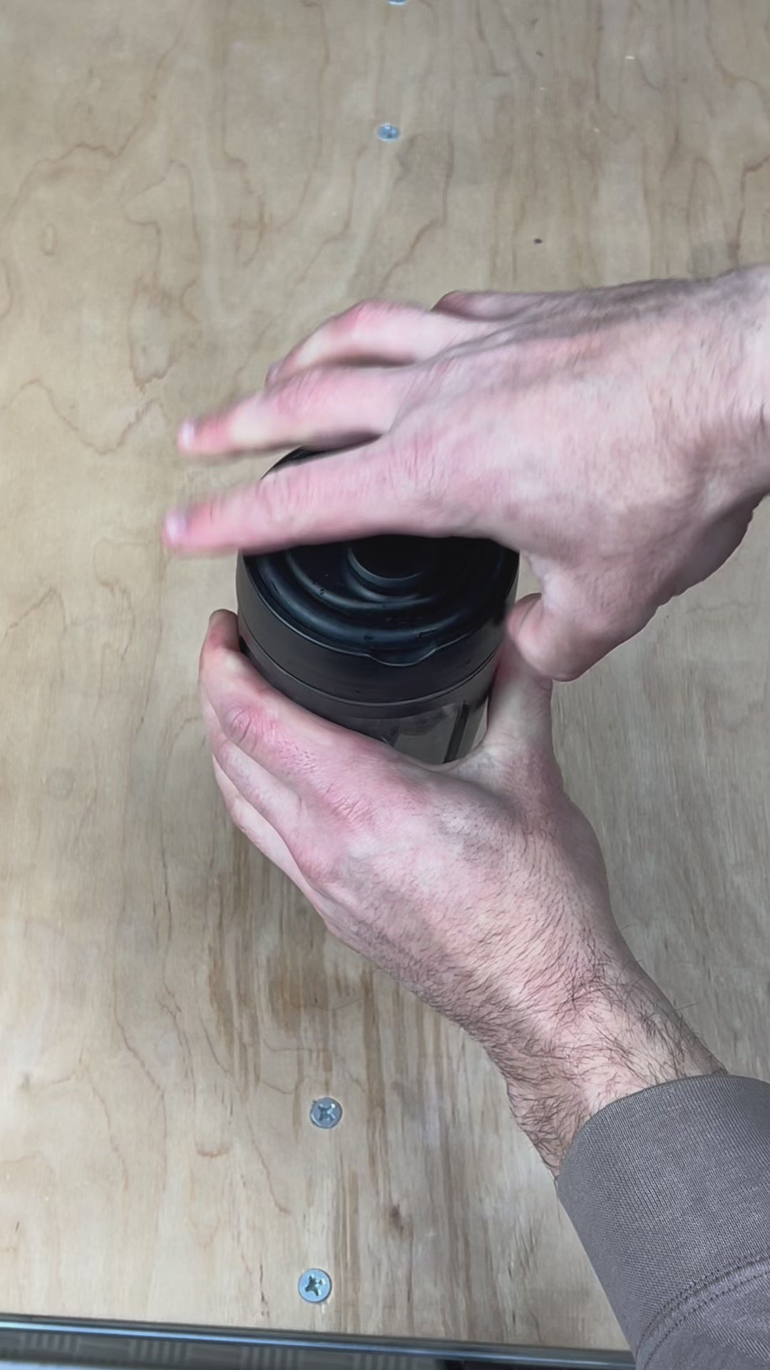 Electric shaker for mixing cocktails